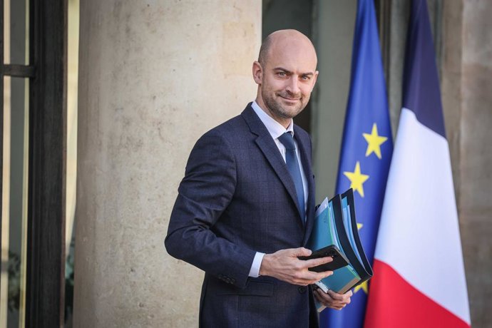 25 de fevereiro de 2026, Paris, França, FRANÇA: Paris, França, em 25 de fevereiro de 2026 — Saída do Conselho de Ministros do Palácio do Eliseu — Saída do Conselho de Ministros do Palácio do Eliseu. Aqui, o Sr. Jean-Noël BARROT, Ministro da Europa e das R