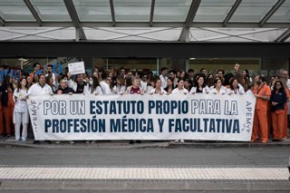 Varias personas durante una concentración, frente al Hospital Universitario Puerta del Hierro, a 20 de marzo de 2026, en Madrid (España). La concentración se enmarca en la huelga médica y facultativa convocada a nivel estatal contra el nuevo Estatuto Marc