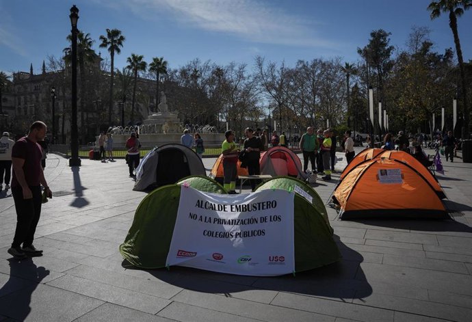 Archivo - Imagen de participantes en la acampada convocada por el Comité de Empresa del Ayuntamiento de Sevilla en protesta contra la privatización del servicio. 