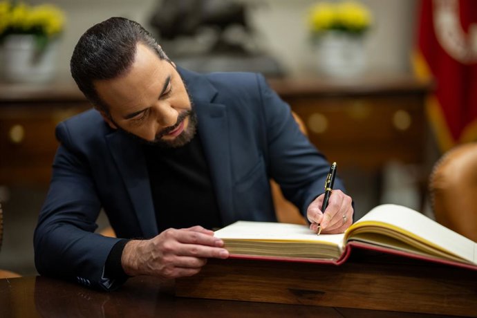 Archivo - Arquivo - 14 de abril de 2025, Washington, Distrito de Columbia, EUA: O presidente de El Salvador, Nayib Bukele, assina o livro de visitas na Sala Roosevelt, na segunda-feira, 14 de abril de 2025, antes de uma reunião bilateral com o presidente 