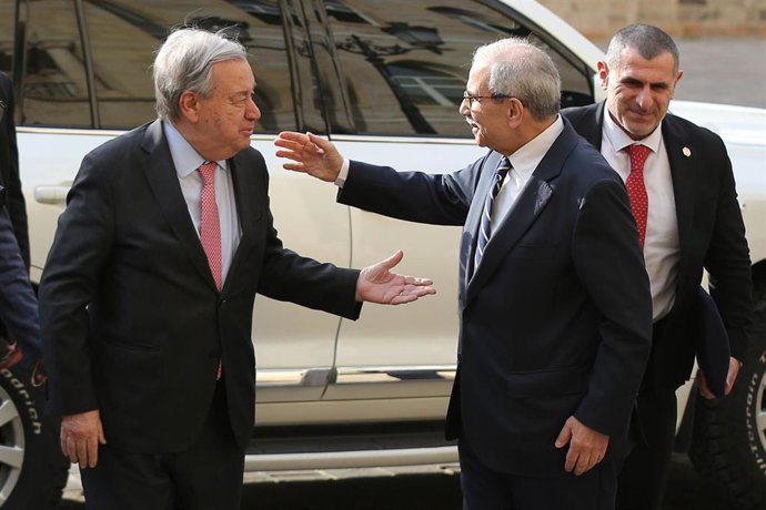 El primer ministro libanés, Nawaf Salam, recibe al secretario general de la ONU, António Guterres