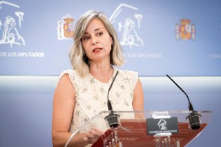 Archivo - La portavoz de Sumar en el Congreso, Verónica Martínez Barbero, durante una rueda de prensa en el Congreso de los Diputados, a 8 de julio de 2025, en Madrid (España).