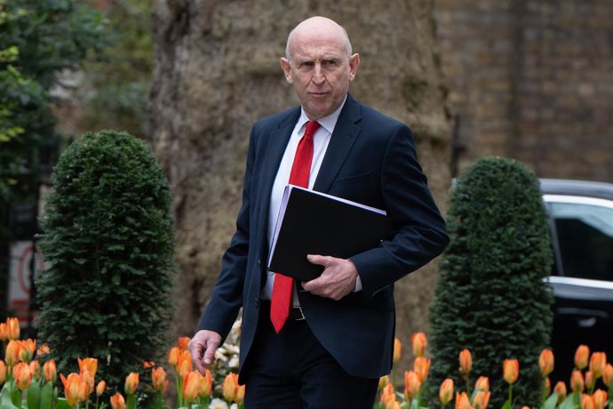 24 de março de 2026, Londres, Inglaterra, Reino Unido: JOHN HEALEY, secretário de Defesa do Reino Unido, chega à Downing Street para uma reunião semanal do Gabinete.