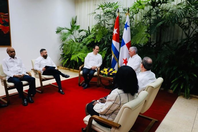 El presidente de Cuba, Miguel Díaz-Canel, recibe en La Habana al canciller de Panamá, Javier Martínez-Acha Vásquez