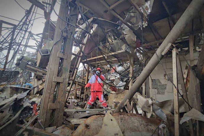 Archivo - Equipos de rescate de la Sociedad de la Media Luna Roja Iraní (IRCS) trabajan en el lugar de un edificio dañado por un ataque aéreo en Naqadeh, provincia de Azerbaiyán Occidental, Irán