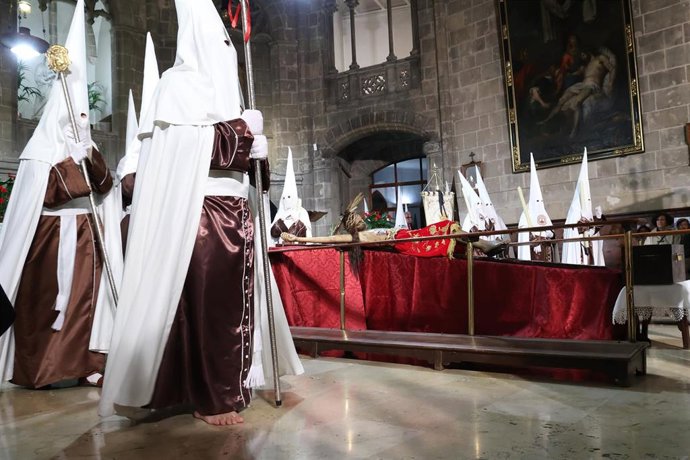 Archivo - Varios cofrades procesión del Cristo de la Sangre, a 6 de abril de 2023, en Palma, Mallorca, Islas Baleares (España).