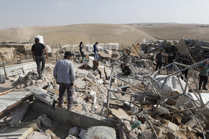 Varios palestinos inspeccionan sus viviendas tras un ataque de colonos en Hebrón, Cisjordania.