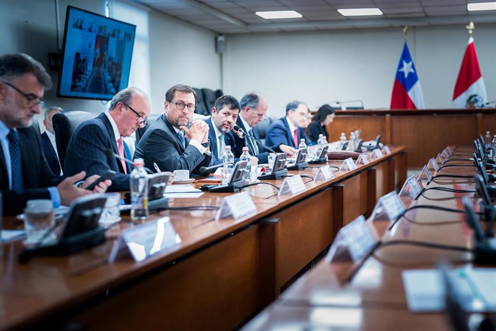 La delegación ministerial de Exteriores de Chile, con su titular Francisco Pérez Mackenna, en la tercera reunión del Comité Binacional de Cooperación Migratoria con su contraparte peruana (fuera de plano)