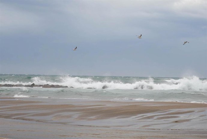 Archivo - Imagen de la costa de Almería capital presentando fuerte oleaje y viento debido al paso de la borrasca 'Kristin'. A 28 de enero de 2026, en Almería (Andalucía, España). 