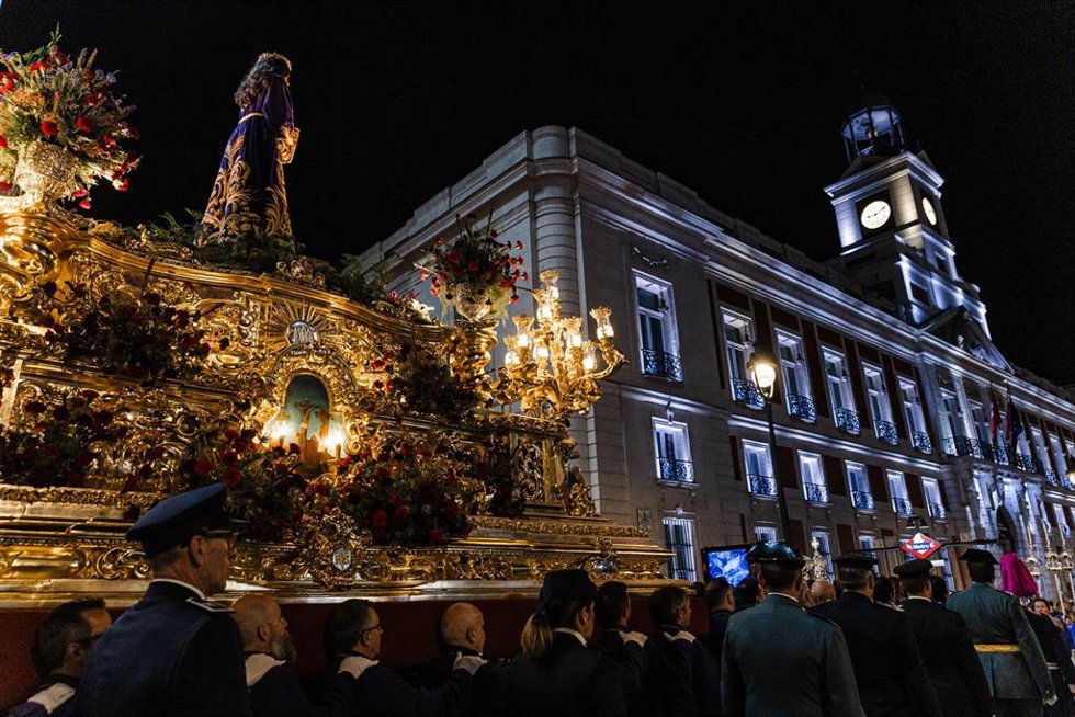 Archivo - Archivo.- Decenas de personas durante la procesión del Cristo de Medinaceli en la Puerta del Sol
