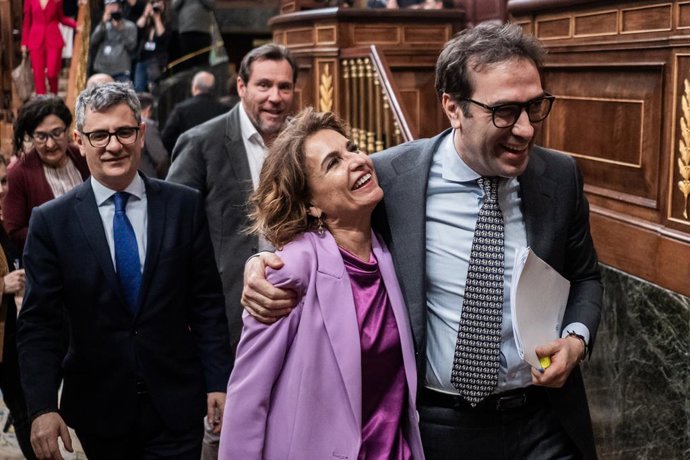 La vicepresidenta primera y ministra de Hacienda, María Jesús Montero, y el ministro de Economía, Comercio y Empresa, Carlos Cuerpo, a su salida de una sesión plenaria, en el Congreso de los Diputados, a 26 de marzo de 2026, en Madrid (España). El Congres