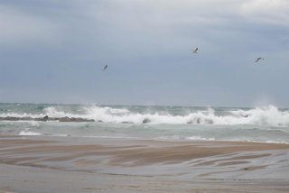 Archivo - Imagen de la costa de Almería capital presentando fuerte oleaje y viento debido al paso de la borrasca 'Kristin'. A 28 de enero de 2026, en Almería (Andalucía, España). Las comarcas de Poniente y Almería capital, así como el Levante almeriense, 