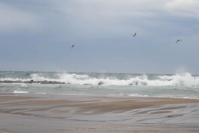 Archivo - Imagen de la costa de Almería capital presentando fuerte oleaje y viento debido al paso de la borrasca 'Kristin'. A 28 de enero de 2026, en Almería (Andalucía, España). Las comarcas de Poniente y Almería capital, así como el Levante almeriense, 