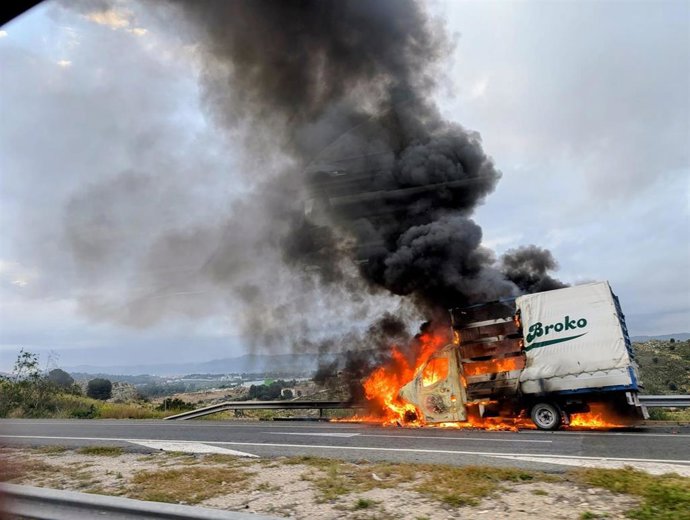 Archivo - Incendio de camión en la A-7