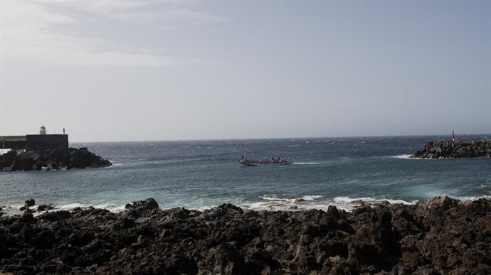 Archivo - Un segundo cayuco a su llegada al puerto de La Restinga, a 22 de agosto de 2024, en El Hierro, Canarias (España).  