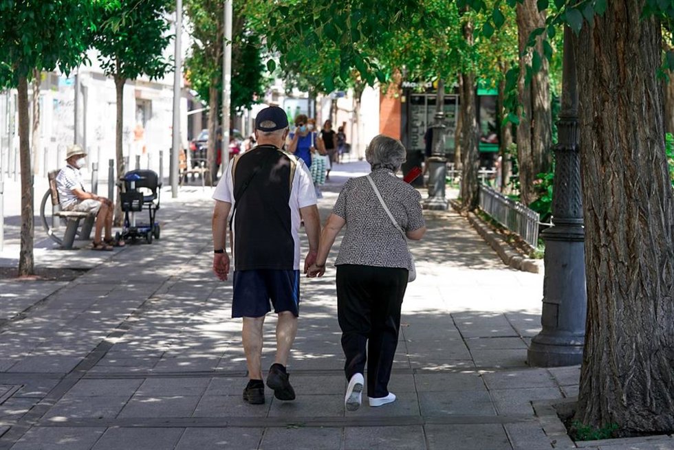 Archivo - Una pareja de ancianos camina por la calle cogida de la mano.