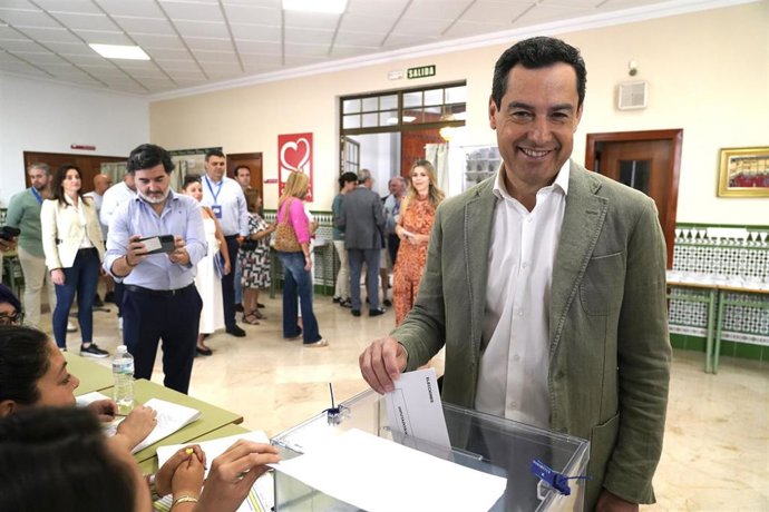 Archivo - El presidente de la Junta de Andalucía, Juanma Moreno, ejerce su derecho al voto, a 9 de junio de 2024, en Málaga en las elecciones europeas de 2024 en España. 