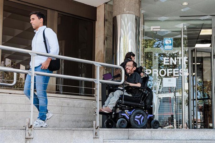 Archivo - El exdiputado de Podemos Pablo Echenique (d) a su llegada a declarar a los juzgados de Plaza de Castilla, a 17 de septiembre de 2024, en Madrid (España). Echenique está citado a declarar como denunciado por presunto delito de odio en un tuit en 