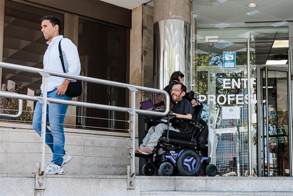 Archivo - El exdiputado de Podemos Pablo Echenique (d) a su llegada a declarar a los juzgados de Plaza de Castilla, a 17 de septiembre de 2024, en Madrid (España). Echenique está citado a declarar como denunciado por presunto delito de odio en un tuit en
