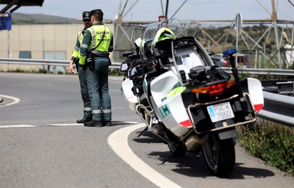 Archivo - Dos agentes de la Guardia Civil 