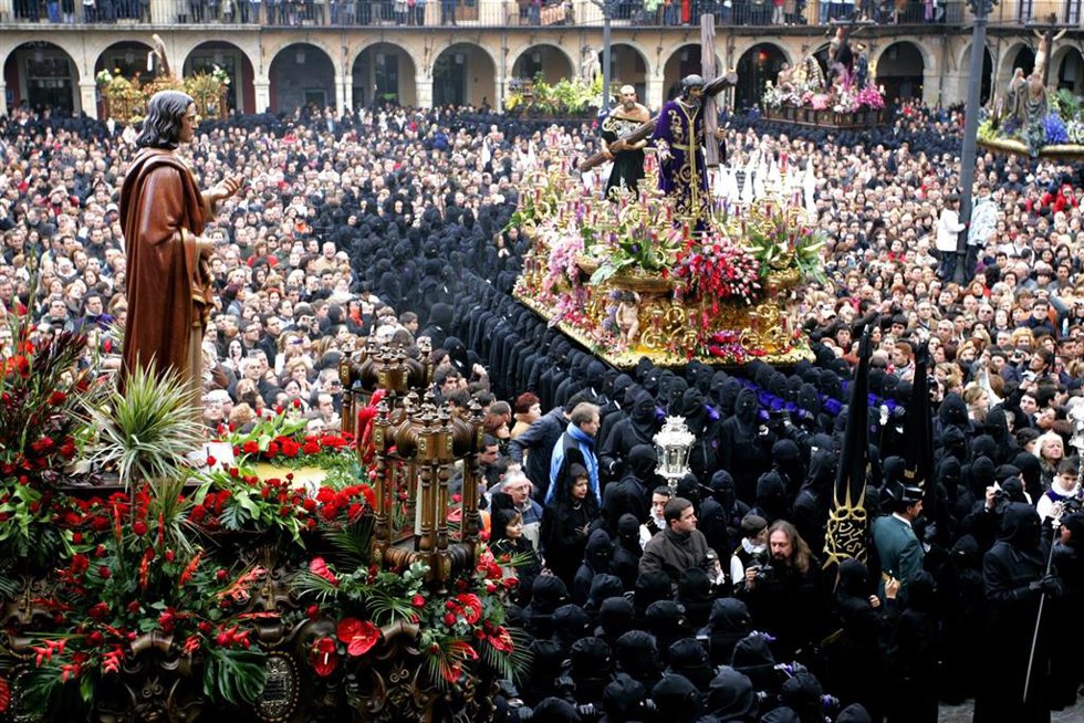 Imagen de archivo de 'El Encuentro' de la procesión de Los Pasos en la Plaza Mayor de la capital leonesa, que cuenta con mención especial en la declaración de Interés Turístico Internacional.