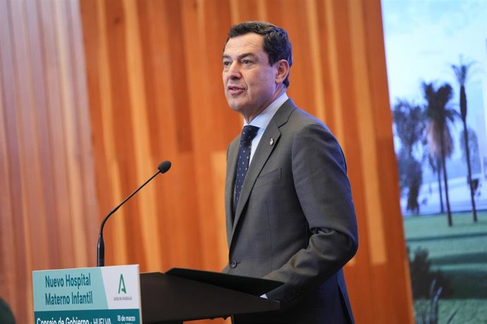 El presidente de la Junta de Andalucía, Juanma Moreno, interviene en el acto oficial de colocación de la primera piedra del Hospital Materno Infantil del Juan Ramón Jiménez de Huelva. A 18 de marzo de 2026. (Foto de archivo).