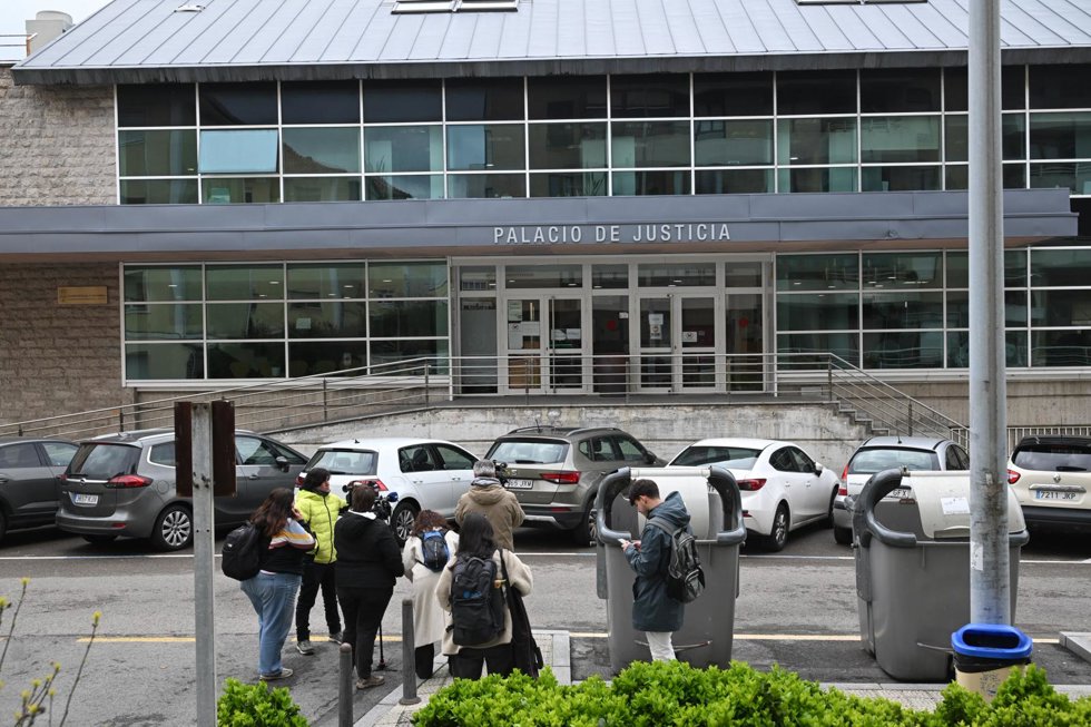 Periodistas a la puerta del juzgado de Santander donde comienzan las declaraciones por la instrucción del accidente de El Bocal