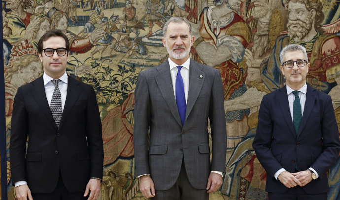 (I-D) El vicepresidente primero y ministro de Economía, Comercio y Empresa, Carlos Cuerpo; el Rey Felipe VI, y el ministro de Hacienda, Arcadi España, durante la jura de su cargo, en el Palacio de La Zarzuela, a 27 de marzo de 2026, en Madrid (España).