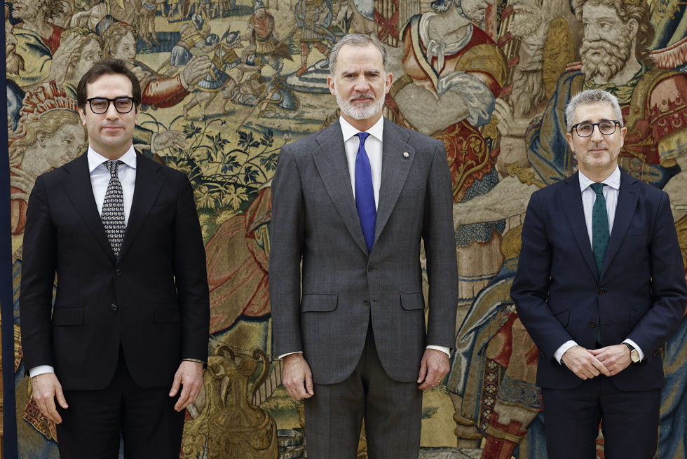 (I-D) El vicepresidente primero y ministro de Economía, Comercio y Empresa, Carlos Cuerpo; el Rey Felipe VI, y el ministro de Hacienda, Arcadi España, durante la jura de su cargo, en el Palacio de La Zarzuela, a 27 de marzo de 2026, en Madrid (España).