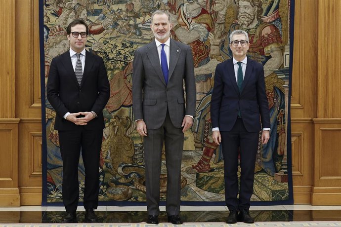 (I-D) El vicepresidente primero y ministro de Economía, Comercio y Empresa, Carlos Cuerpo; el Rey Felipe VI, y el ministro de Hacienda, Arcadi España, durante la jura de su cargo, en el Palacio de La Zarzuela, a 27 de marzo de 2026, en Madrid (España). Sá
