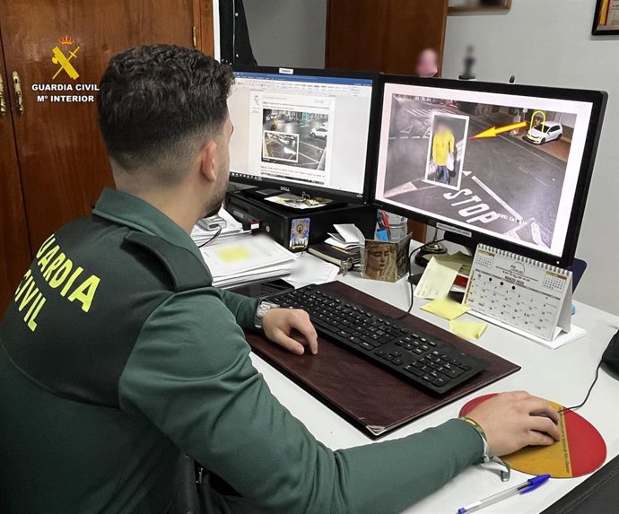 Un agente durante el análisis de las imágenes captadas en la investigación por los robos en una residencia de mayores de Serón (Almería).