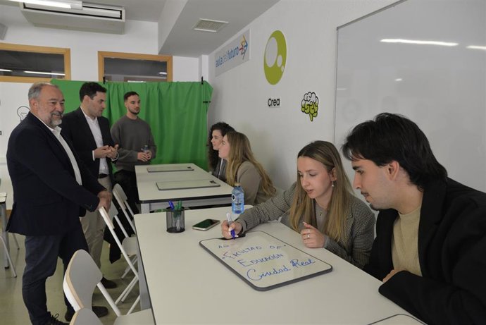 El rector de la UCLM, Julián Garde, visitando el 'Aula del Futuro'.