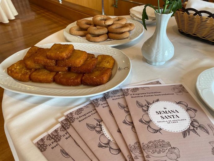 Archivo - Torrijas elaboradas por alumnado de la Escuela de Hostelería de Cádiz en imagen de archivo.