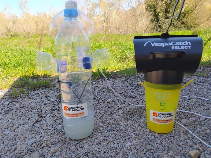 Se han instalado trampas selectivas VespaCatch, que tienen orificios especiales para estas avispas reinas de vespa velutina por las que no cabe, por ejemplo, la avispa autóctona vespa crabro.