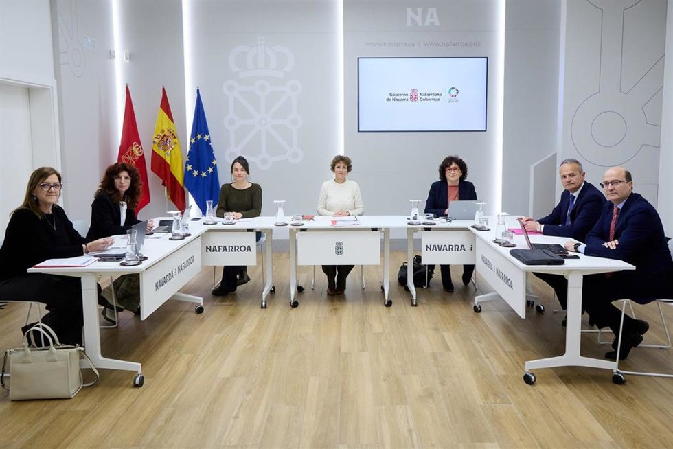 La presidenta de Navarra, María Chivite, se reúne con representantes del Gobierno y de la CEN para analizar la regularización de inmigrantes.