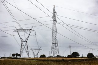 Archivo - Varios tendidos eléctricos, a 6 de febrero de 2026, en Madrid (España) La demanda de electricidad en España creció "poco más del 3%" en 2025, tras un incremento del 2,3% en 2024, mientras que la Agencia Internacional de la Energía (AIE) anticipa