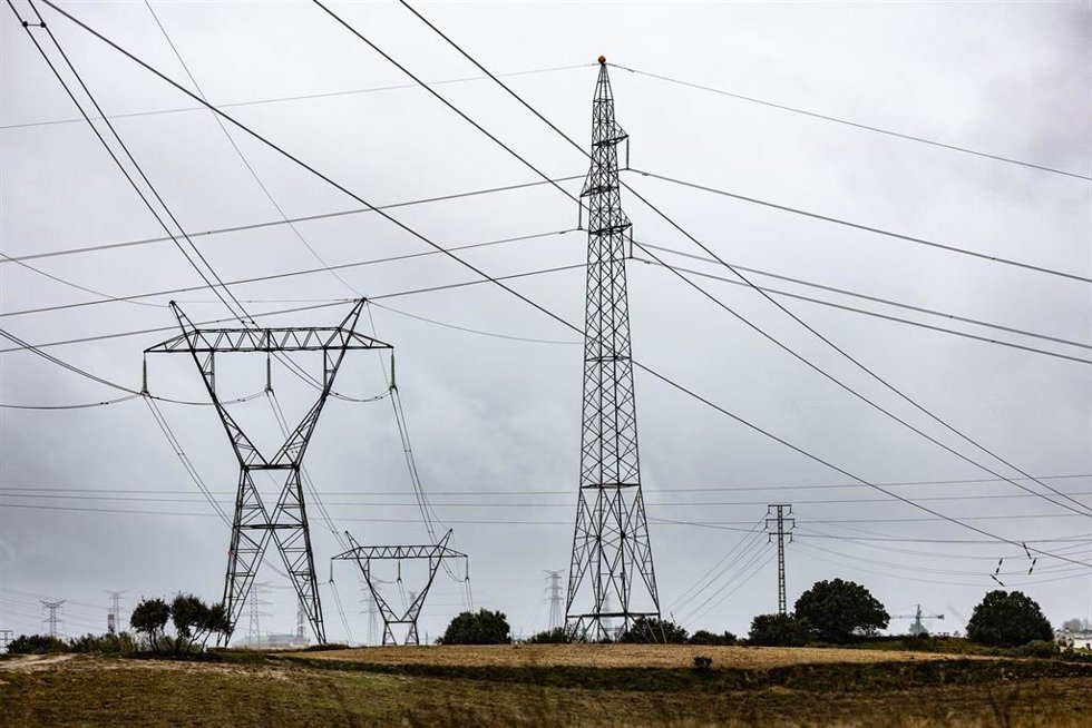 Archivo - Varios tendidos eléctricos, a 6 de febrero de 2026, en Madrid (España) La demanda de electricidad en España creció "poco más del 3%" en 2025, tras un incremento del 2,3% en 2024, mientras que la Agencia Internacional de la Energía (AIE) anticipa