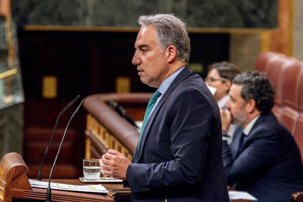 El vicesecretario de Política Autonómica del PP, Elías Bendodo, interviene durante una sesión de control al Gobierno, en el Congreso, a 25 de marzo de 2026, en Madrid (España). 
