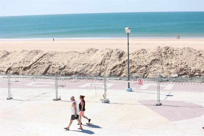 Playa de Matalascalas con el paseo marítimo de Caño Guerrero en obras.