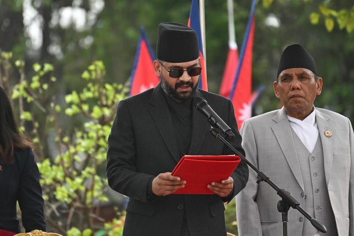 El nuevo primer ministro de Nepal, Balendra Shah, jura el cargo.