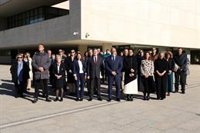 Responsables y trabajadores de las Cortes guardan un minuto de silencio en memoria del expresidente Manuel Estella