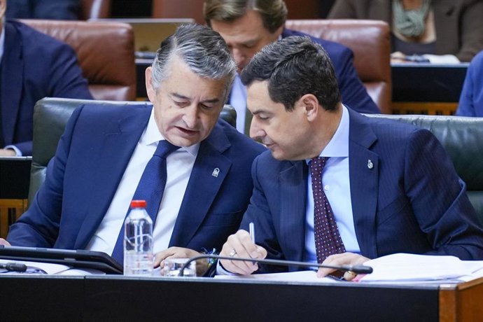 Archivo - El presidente de la Junta de Andalucía, Juanma Moreno (d), junto al consejero de Sanidad, Presidencia y Emergencias, Antonio Sanz (i), en el Parlamento en una imagen de archivo