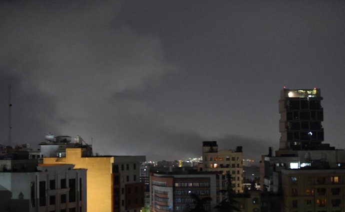 Columna de fum després d'un bombardeig contra Teheran 