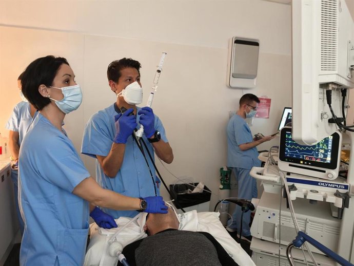 Profesionales del Hospital del Mar usando el nuevo equipo.