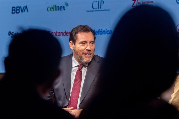 El ministro de Transportes y Movilidad Sostenible, Óscar Puente, durante la tercera jornada del VI Foro Económico organizado por elDiario.es, en el Colegio de Arquitectos de Madrid, a 27 de marzo de 2026, en Madrid (España). Este foro es un encuentro de r