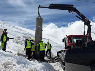 Instalación de la primera sección de la pilona 23