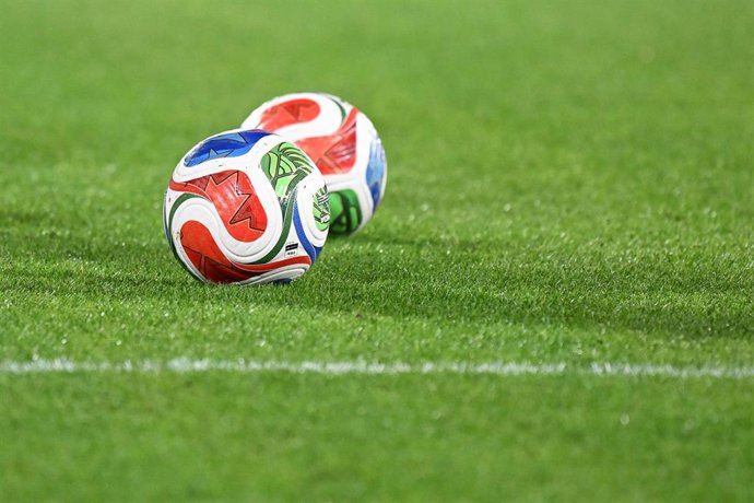 Balón de la semifinal de la 'repesca' al Mundial 2026 entre Italia e Irlanda del Norte en Bérgamo.