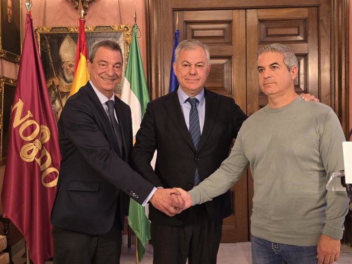 El alcalde de Sevilla, José Luis Sanz, junto al presidente del comité de empresa, Jorge Menacho, y el delegado de recursos humanos, Ignacio Flores.