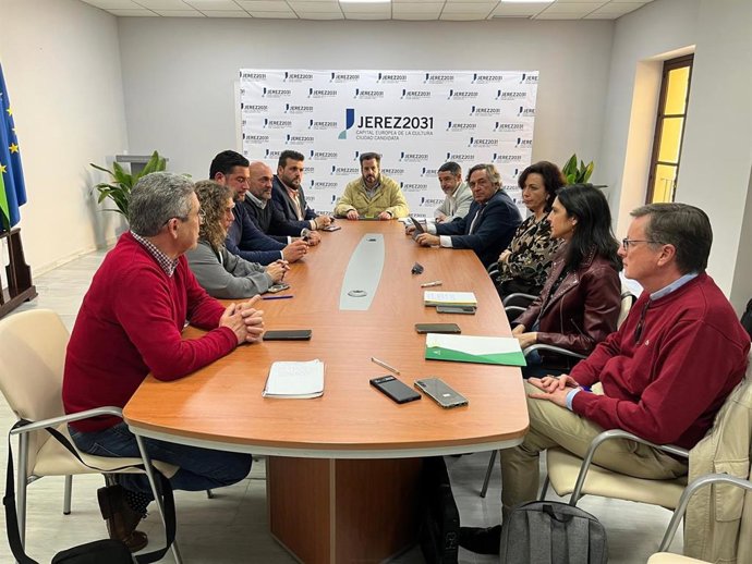 La secretaria general de Administración Local, María Luisa Ceballos, en una reunión con los presidentes de las ELA de Jerez (Cádiz).