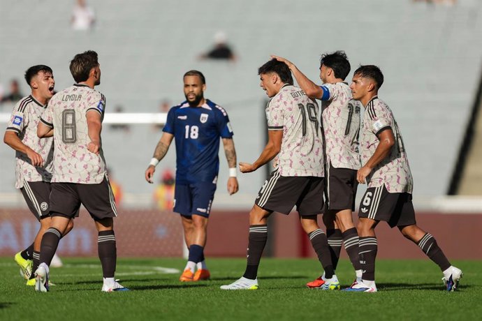 Futbol, Chile vs Cabo Verde Partido amistoso en Nueva Zelanda 2026 Maximiliano Guti rrez, de Chile, celebra un gol junto a Vicente Pizarro, tambi n de Chile, durante el partido Chile vs. Cabo Verde, correspondiente al Torneo de la Serie FIFA, disputado